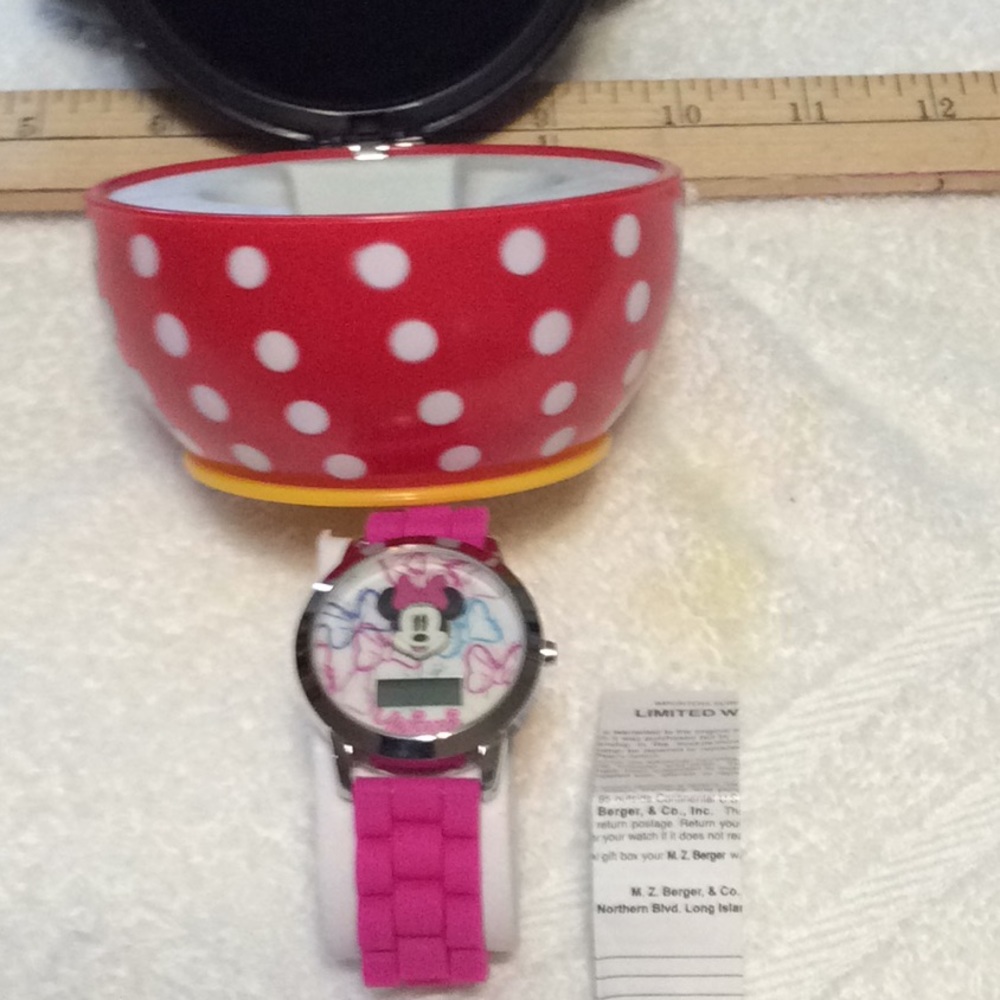 New w/o tags Minnie Mouse pink girls watch cool